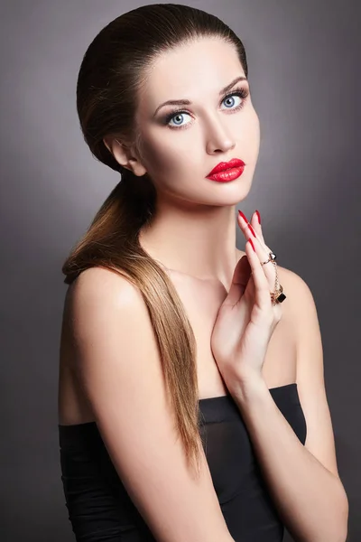 Mooi meisje in sieraden rings.make-up — Stockfoto