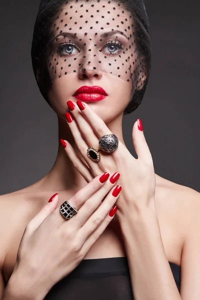 Vrouw met zwarte sluier en sieraden — Stockfoto