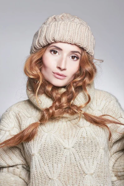 Hermosa mujer en sombrero de invierno —  Fotos de Stock