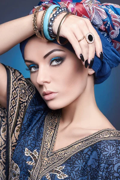Mulher bonita em turbante — Fotografia de Stock