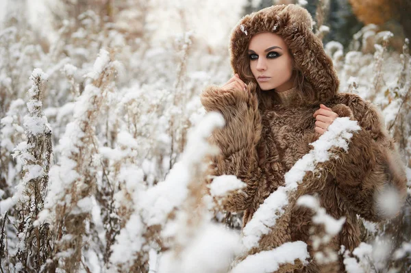 Ung kvinne i utendørs fur.vinter – stockfoto