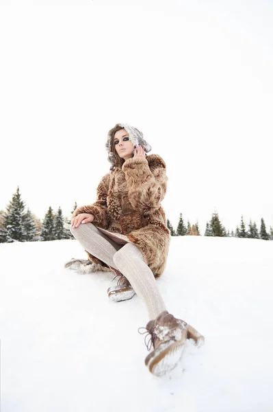 Зимняя женщина в fur.snow горе — стоковое фото