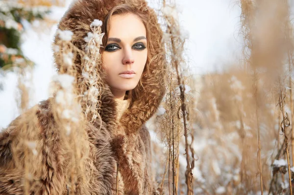 Chica en nieve invierno bosque —  Fotos de Stock