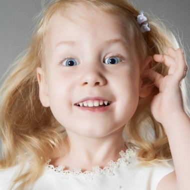 Gülümseyen küçük kız