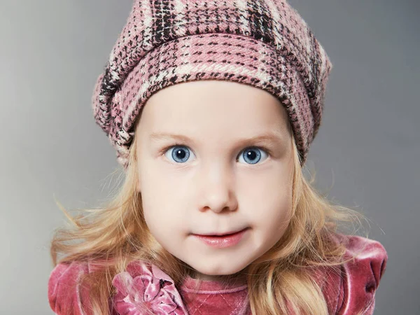 모자에 재미 있는 어린 소녀 — 스톡 사진