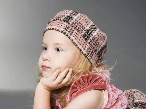 Şapkalı küçük kız. — Stok fotoğraf