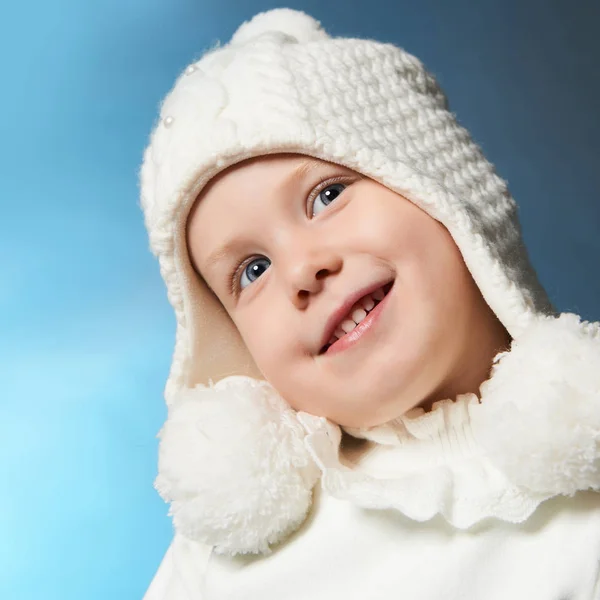 Happy smiling little girl in hat — Stock Photo, Image