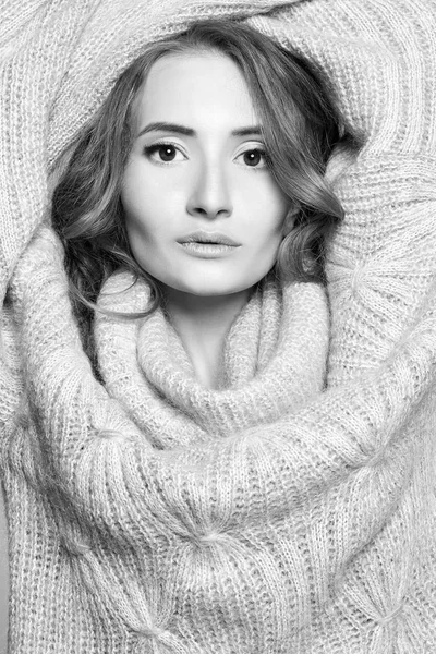 Bellezza ragazza in maglione — Foto Stock