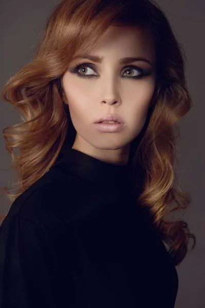 Beauty girl with smokey eyes make-up — Stock Photo, Image