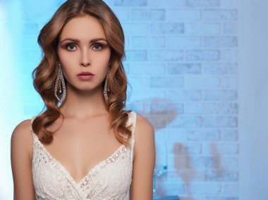 tuğla duvarın üzerinden güzel kadın