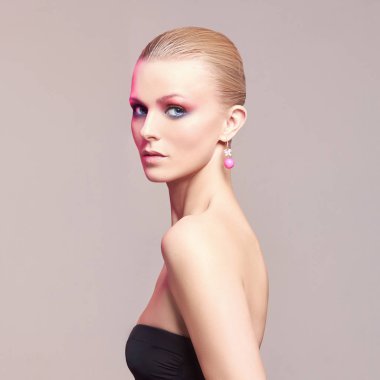 Güzellik modeli kız renkli makyaj ile