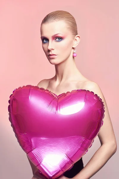 Vacker kvinna med ballong hjärta — Stockfoto