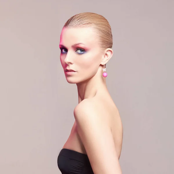 Menina modelo de beleza com maquiagem colorida — Fotografia de Stock
