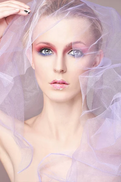 güzel kadın peçe altında moda