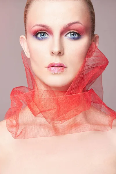 kısa saçlı güzel bir genç kadın