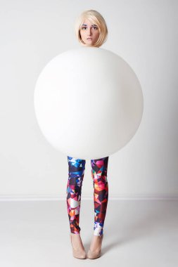 içinde bir top kız