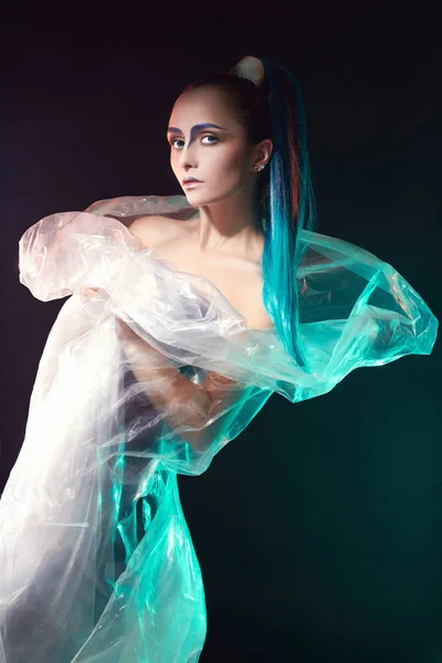 Дівчина в пластмасі, блакитне волосся — стокове фото