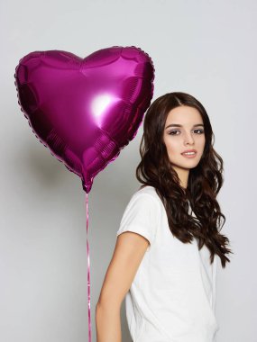 Genç mutlu kadın. Sevgililer günü