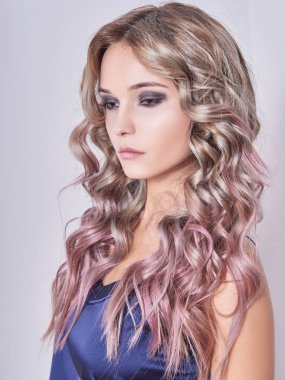 Uzun dalgalı saçlı güzel kız.