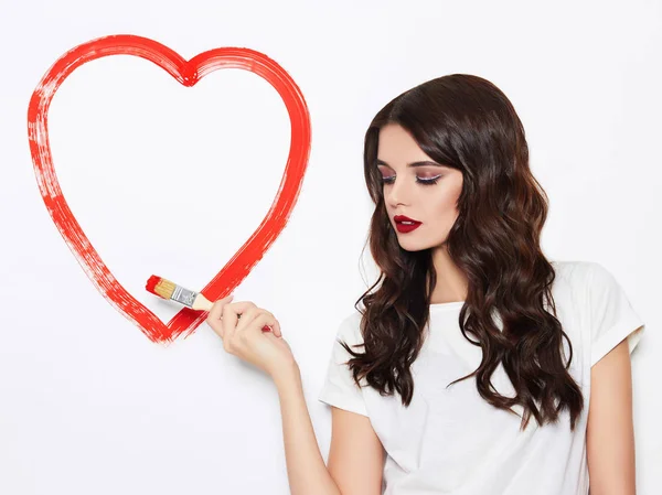 Beauty woman draws heart — Stock Photo, Image