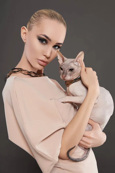 Belle femme avec chat Sphynx — Photo