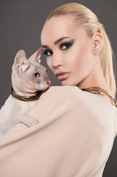 スフィンクス cat.kitty 少女と美しい女性 — ストック写真