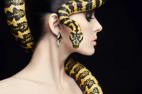 Nő szépségét, kígyó, ékszerek és smink — Stock Fotó