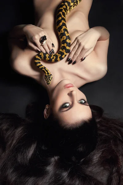 Mulher nua com serpente em seu corpo — Fotografia de Stock