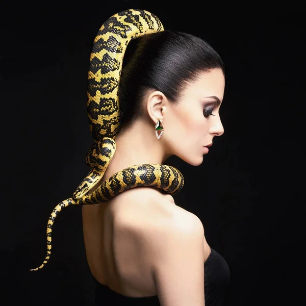 Schöne junge Frau mit Schlange — Stockfoto