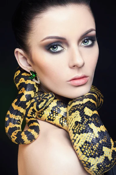 Bela jovem mulher com cobra — Fotografia de Stock