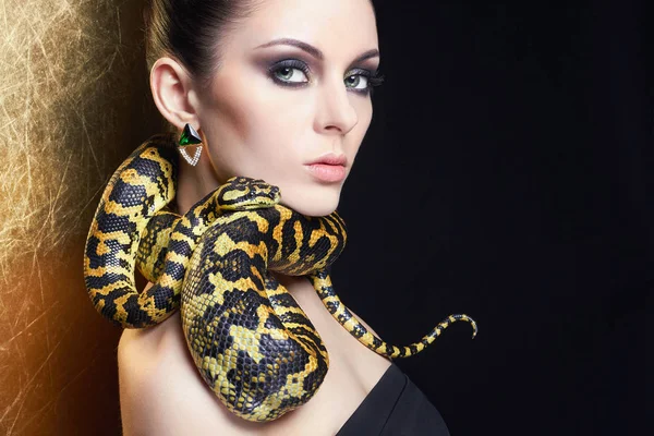 漂亮的女人和蛇 — 图库照片