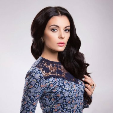 güzel esmer genç kadın