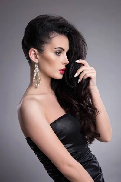 Glamour-Mädchen in Schmuck. Schönheit Make-up — Stockfoto