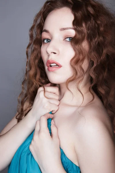 Mulher bonita com cabelo encaracolado — Fotografia de Stock