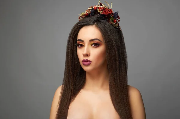 Hermosa mujer de maquillaje con corona de flores —  Fotos de Stock