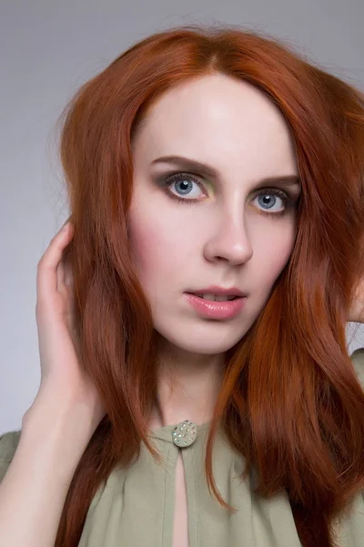 Czerwone włosy piękną młodą kobietę — Zdjęcie stockowe