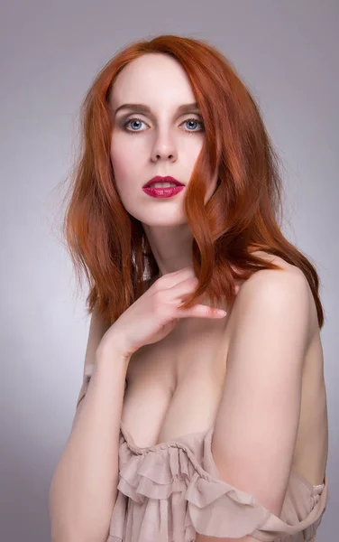 Όμορφη νεαρή γυναίκα κόκκινα μαλλιά — Φωτογραφία Αρχείου