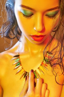 çıplak vücut kadın renkli makyaj ile