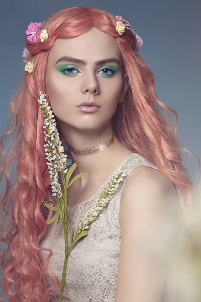 Belle jeune femme aux cheveux roses et fleurs — Photo