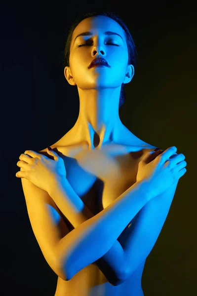 Γυμνό Γυναίκα σε μπλε και κίτρινο φως — Φωτογραφία Αρχείου