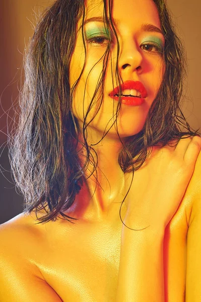 Сексуальная мокрая красивая обнаженная женщина — стоковое фото