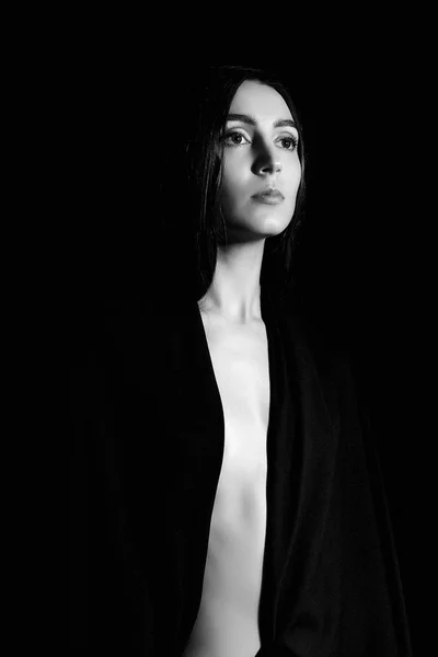 Femme nue en noir — Photo