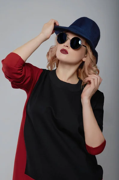 Jonge vrouw in hoed en zonnebril — Stockfoto