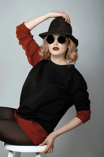 Элегантная девушка в шляпе и солнечных очках — стоковое фото