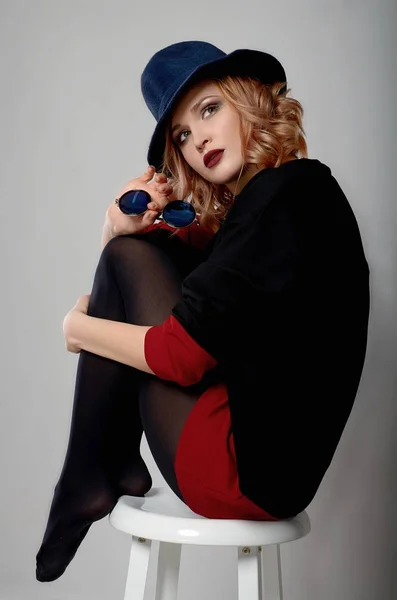 Belleza moda joven mujer en sombrero — Foto de Stock