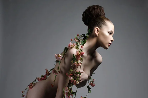 Meztelen nő gyönyörű virágok — Stock Fotó
