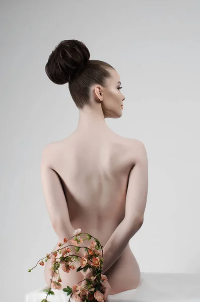 Sexy γυμνό όμορφη γυναίκα με λουλούδια — Φωτογραφία Αρχείου