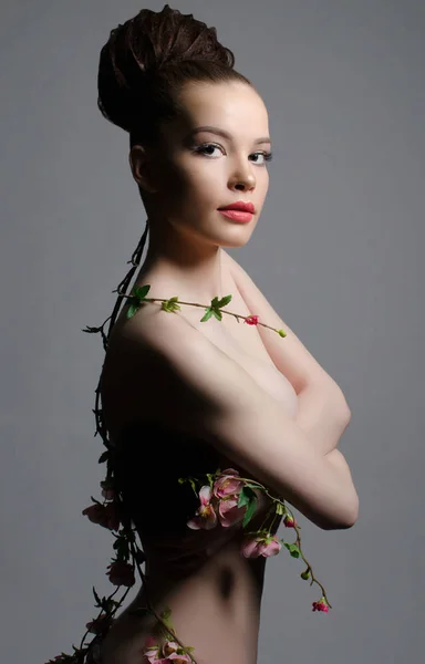 Sexig naken vacker kvinna i blommor — Stockfoto