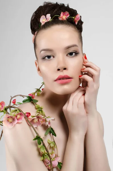 Sexy mooie vrouw in bloemen — Stockfoto