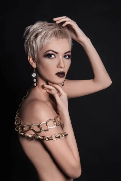 Nackte Frau mit kurzen Haaren und Schmuck-Accessoires — Stockfoto